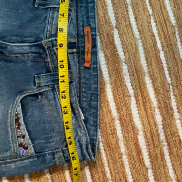 Vigos jean with with distressed seat but accessory and slight flare leg - Picture 4 of 8